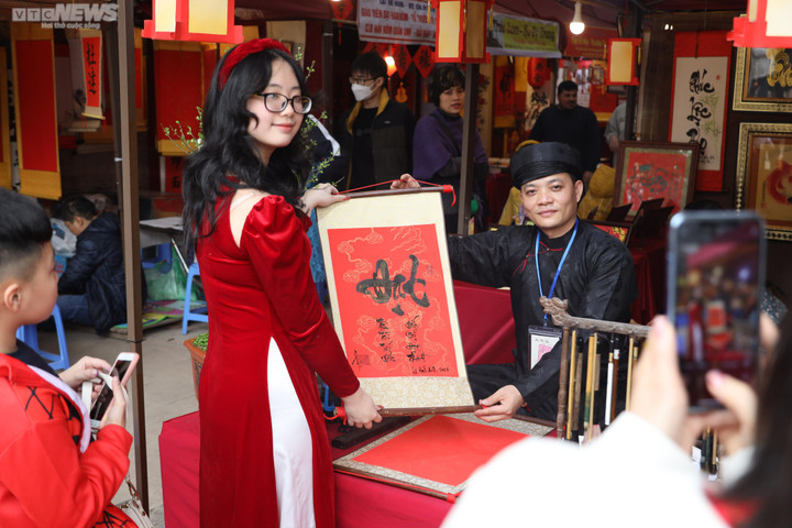 Người dân Hà Nội du Xuân, xin chữ đầu năm - 10