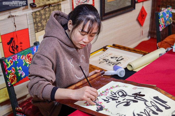 Người dân Hà Nội du Xuân, xin chữ đầu năm - 12