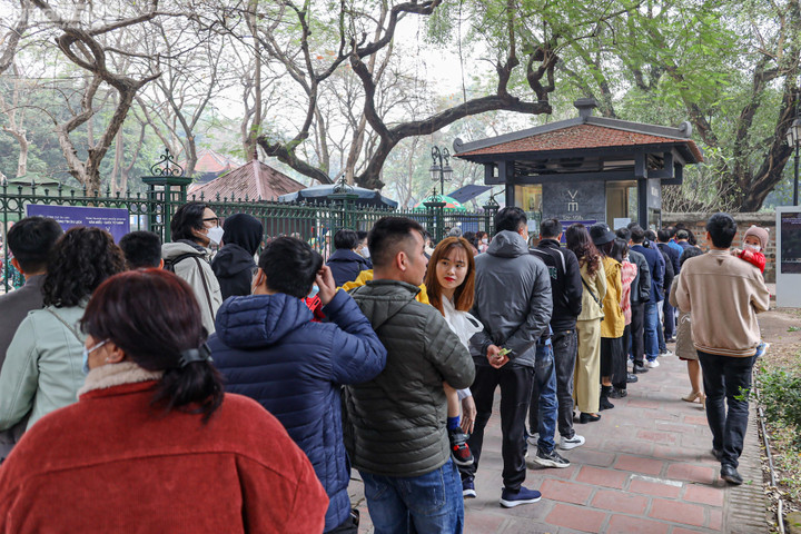 Người dân Hà Nội du Xuân, xin chữ đầu năm - 2