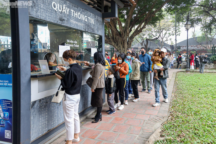 Người dân Hà Nội du Xuân, xin chữ đầu năm - 3