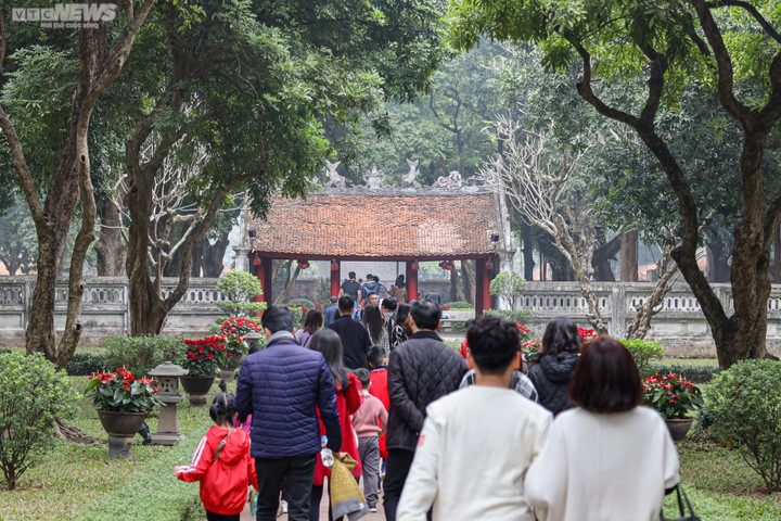 Người dân Hà Nội du Xuân, xin chữ đầu năm - 4