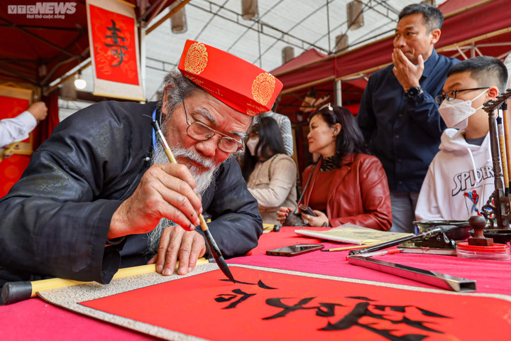 Người dân Hà Nội du Xuân, xin chữ đầu năm - 6