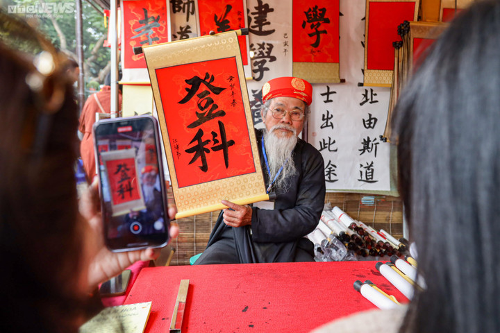 Người dân Hà Nội du Xuân, xin chữ đầu năm - 7