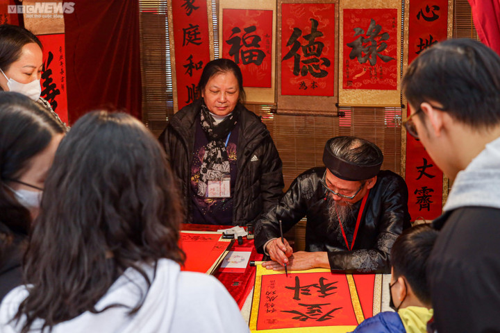Người dân Hà Nội du Xuân, xin chữ đầu năm - 8