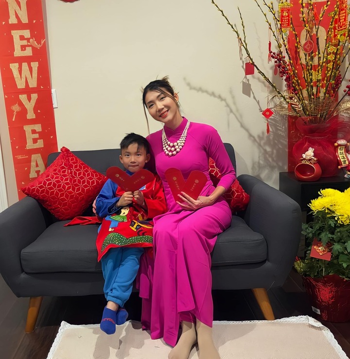 Sao Việt ở nước ngoài diện áo dài, sắm sửa tươm tất đón Tết Quý Mão - 4