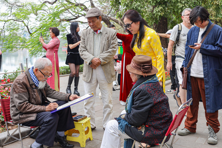 Mùng 2 Tết, phố quanh Hồ Gươm đông nghịt người - 6