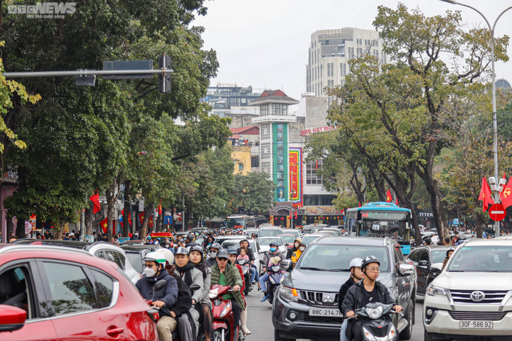 Mùng 2 Tết, phố quanh Hồ Gươm đông nghịt người - 2