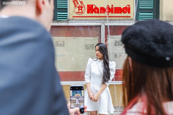 Mùng 2 Tết, phố quanh Hồ Gươm đông nghịt người - 9