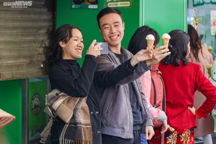 Mùng 2 Tết, phố quanh Hồ Gươm đông nghịt người - 11