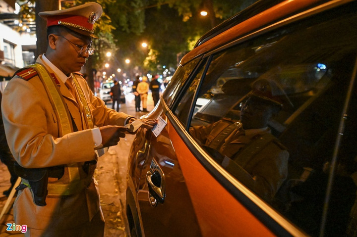 Vi phạm nồng độ cồn ngày Tết, tài xế lớn tiếng với cảnh sát - 14