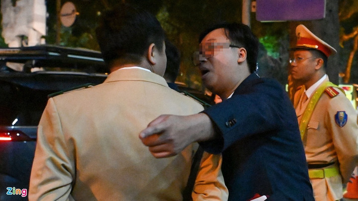 Vi phạm nồng độ cồn ngày Tết, tài xế lớn tiếng với cảnh sát - 3