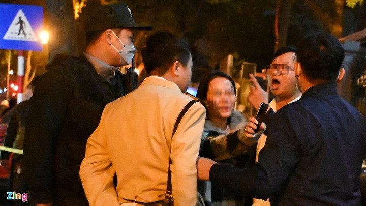 Vi phạm nồng độ cồn ngày Tết, tài xế lớn tiếng với cảnh sát - 5