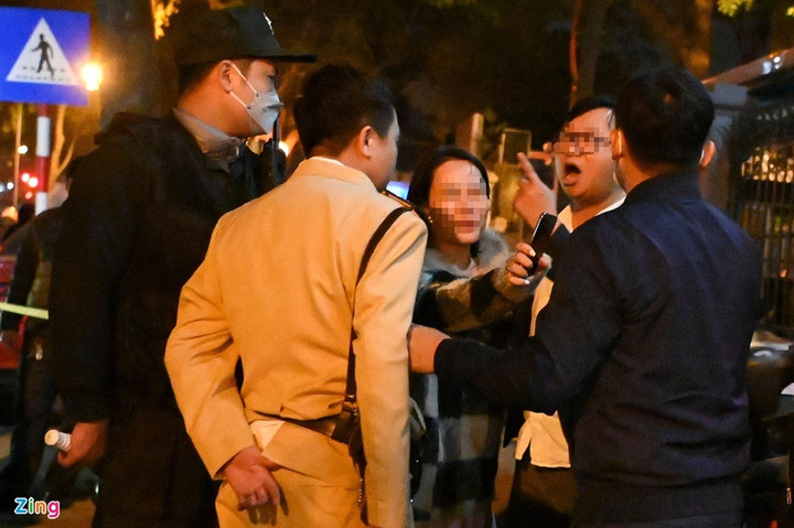 Vi phạm nồng độ cồn ngày Tết, tài xế lớn tiếng với cảnh sát - 6