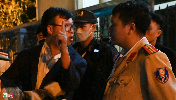 Vi phạm nồng độ cồn ngày Tết, tài xế lớn tiếng với cảnh sát - 4