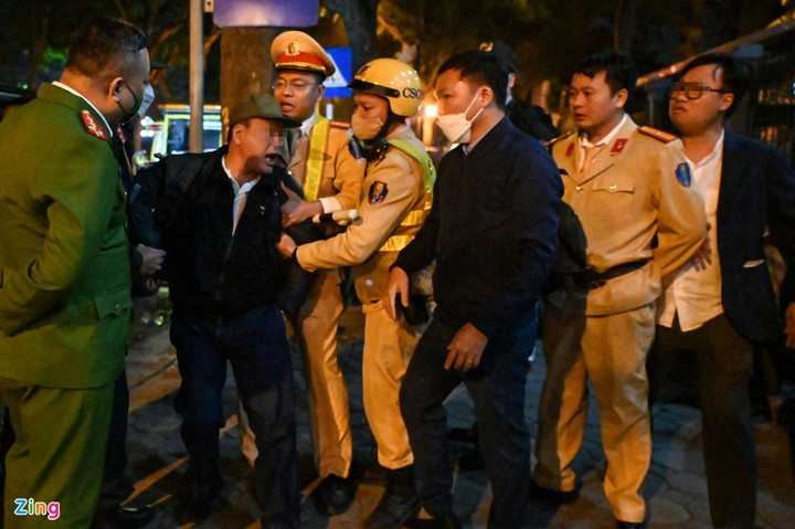 Vi phạm nồng độ cồn ngày Tết, tài xế lớn tiếng với cảnh sát - 9