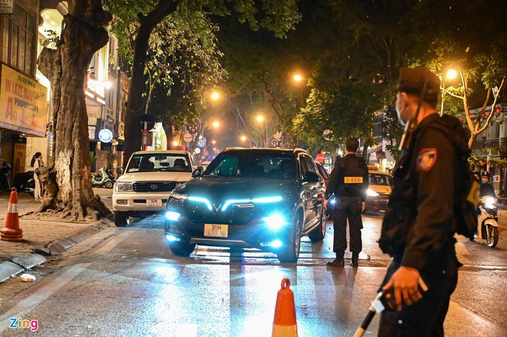 Vi phạm nồng độ cồn ngày Tết, tài xế lớn tiếng với cảnh sát - 1