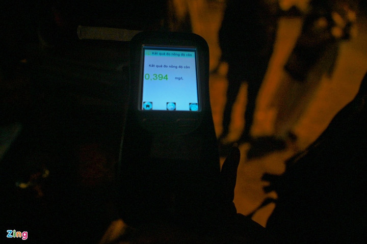 Vi phạm nồng độ cồn ngày Tết, tài xế lớn tiếng với cảnh sát - 8