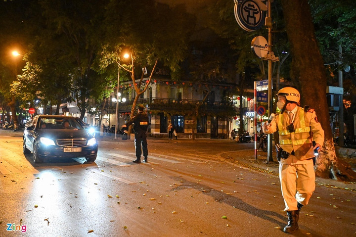 Vi phạm nồng độ cồn ngày Tết, tài xế lớn tiếng với cảnh sát - 2