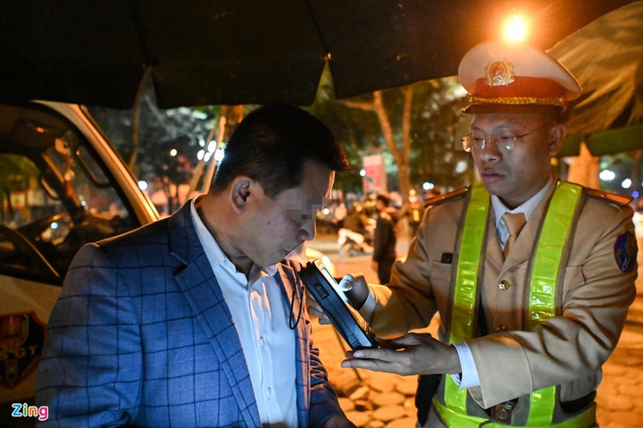 Vi phạm nồng độ cồn ngày Tết, tài xế lớn tiếng với cảnh sát - 11