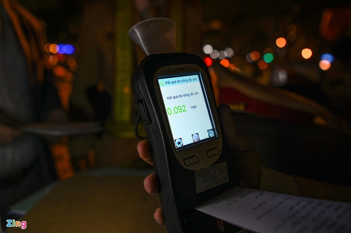 Vi phạm nồng độ cồn ngày Tết, tài xế lớn tiếng với cảnh sát - 12