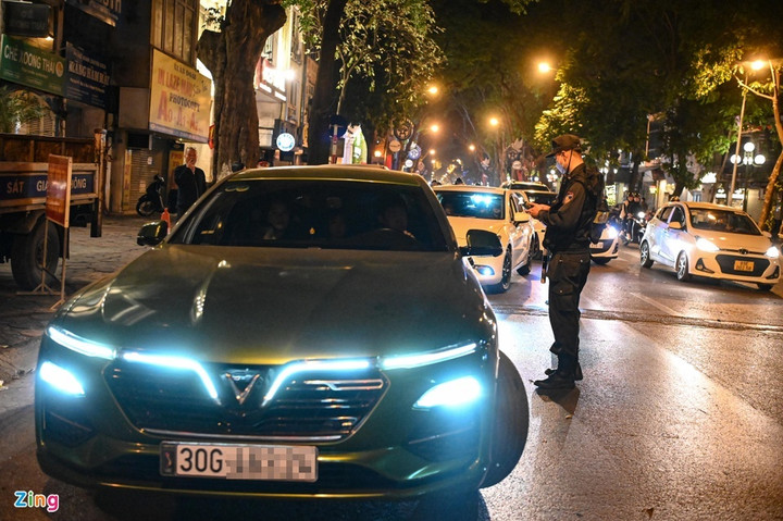 Vi phạm nồng độ cồn ngày Tết, tài xế lớn tiếng với cảnh sát - 15