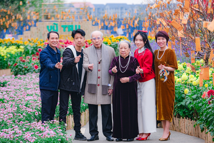 Cùng người Hà Nội du xuân trẩy hội tại đường hoa Home Hanoi Xuan 2023 - 13