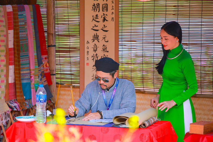 Cùng người Hà Nội du xuân trẩy hội tại đường hoa Home Hanoi Xuan 2023 - 16