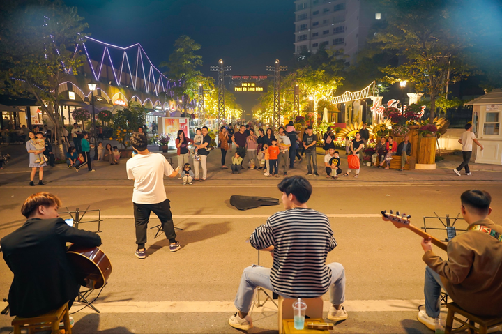 Cùng người Hà Nội du xuân trẩy hội tại đường hoa Home Hanoi Xuan 2023 - 20