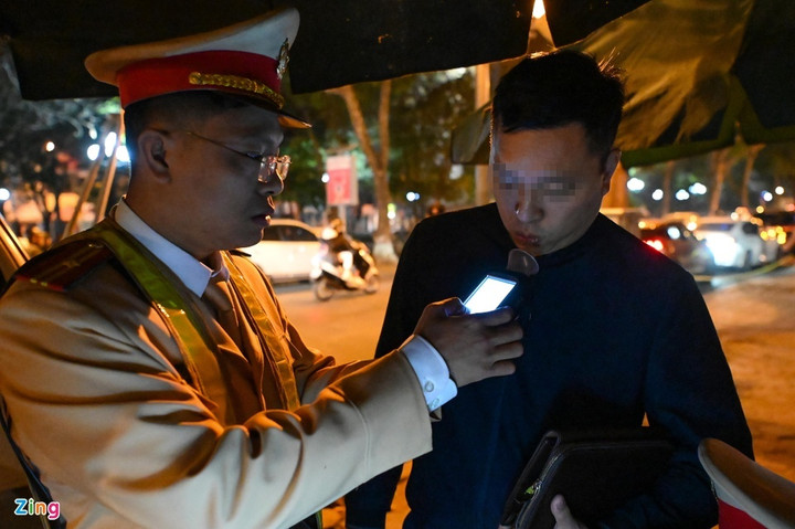Vi phạm nồng độ cồn ngày Tết, tài xế lớn tiếng với cảnh sát - 13