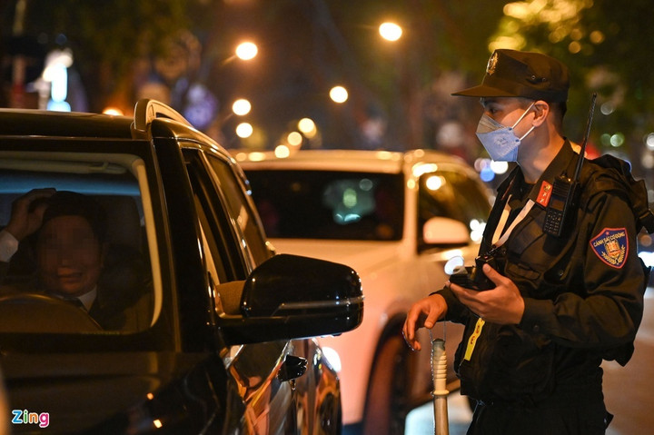 Vi phạm nồng độ cồn ngày Tết, tài xế lớn tiếng với cảnh sát - 19