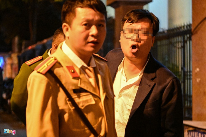 Vi phạm nồng độ cồn ngày Tết, tài xế lớn tiếng với cảnh sát - 7