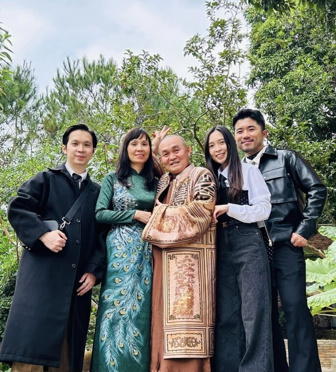 Sao Việt 24/1: Gia đình Xuân Hinh đi du xuân, Mai Phương Thúy trổ tài chặt gà - 1