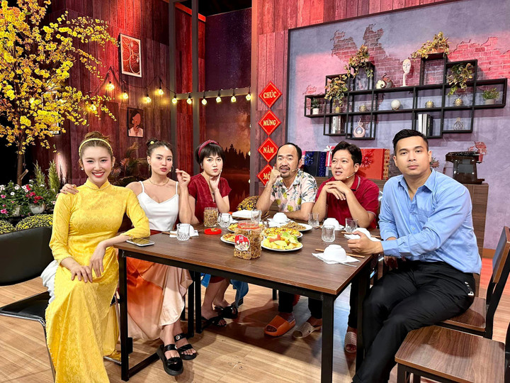 Sao Việt 25/1: Khánh Thi cùng chồng con chúc Tết tình cũ Chí Anh - 2