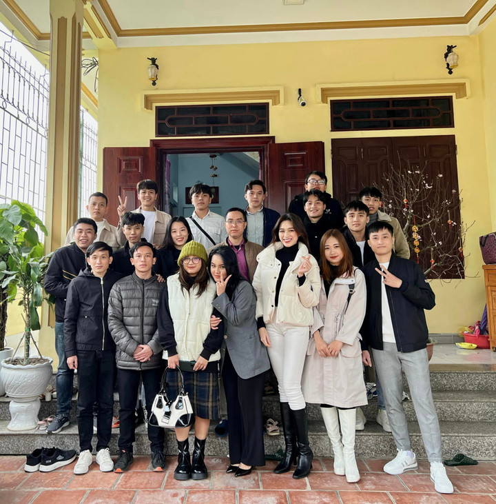 Sao Việt 25/1: Khánh Thi cùng chồng con chúc Tết tình cũ Chí Anh - 9