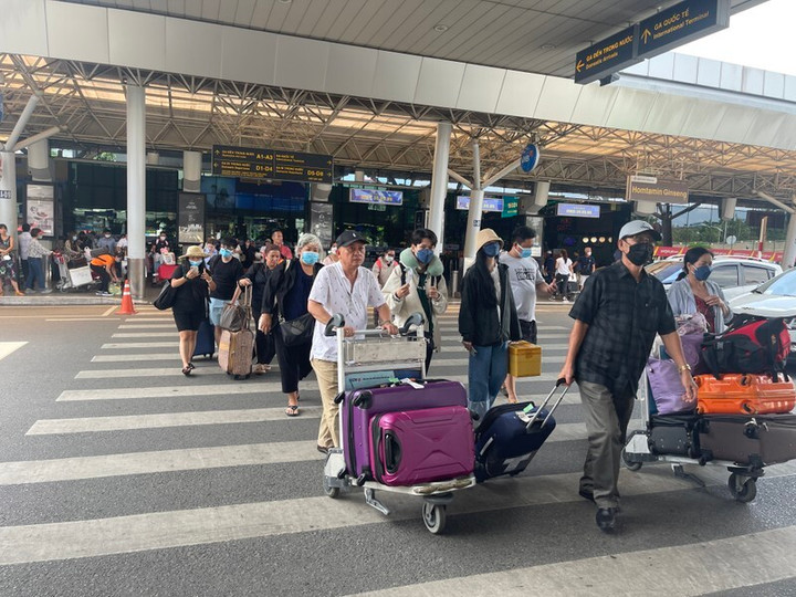 Mùng 4 tết, sân bay Tân Sơn Nhất đón lượng khách kỷ lục - 1