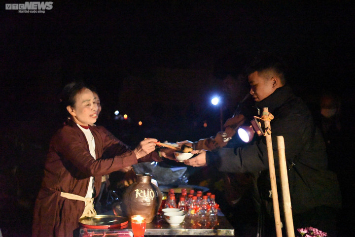 Phiên chợ Âm-Dương mở lúc nửa đêm, 'mua may bán rủi' dịp đầu năm - 5