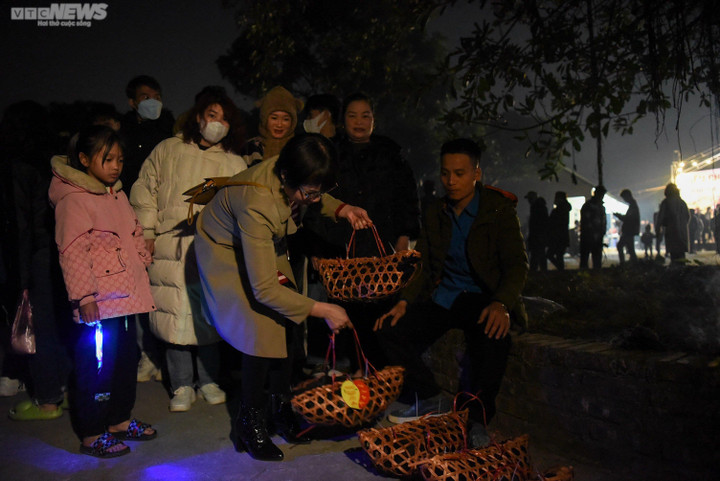 Phiên chợ Âm-Dương mở lúc nửa đêm, 'mua may bán rủi' dịp đầu năm - 7