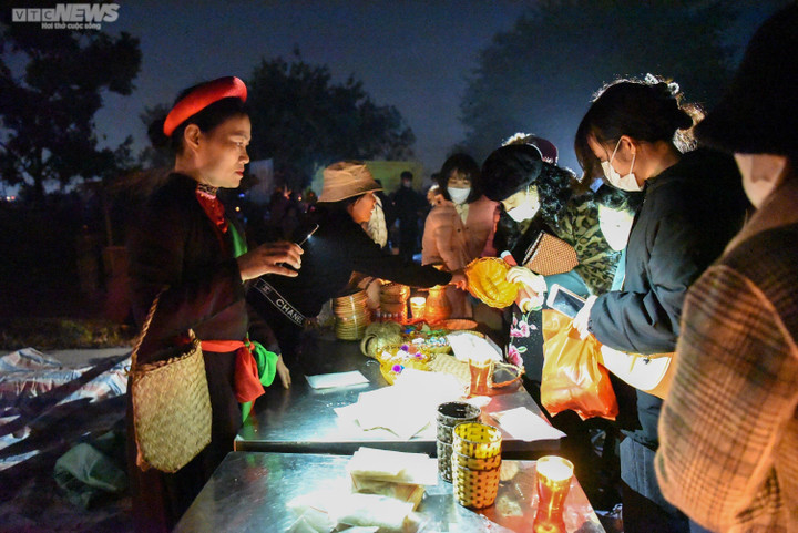 Phiên chợ Âm-Dương mở lúc nửa đêm, 'mua may bán rủi' dịp đầu năm - 4