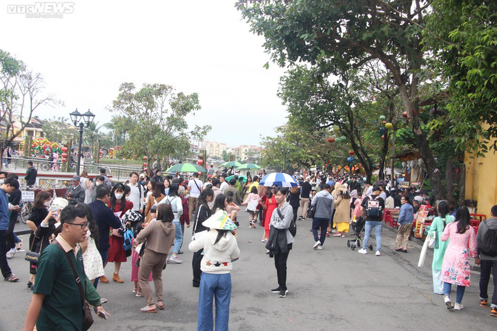 Ảnh: Phố cổ Hội An dập dìu du khách tham quan trong dịp Tết Nguyên đán - 3