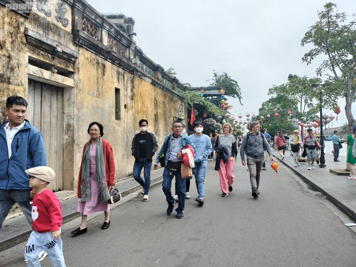 Ảnh: Phố cổ Hội An dập dìu du khách tham quan trong dịp Tết Nguyên đán - 2