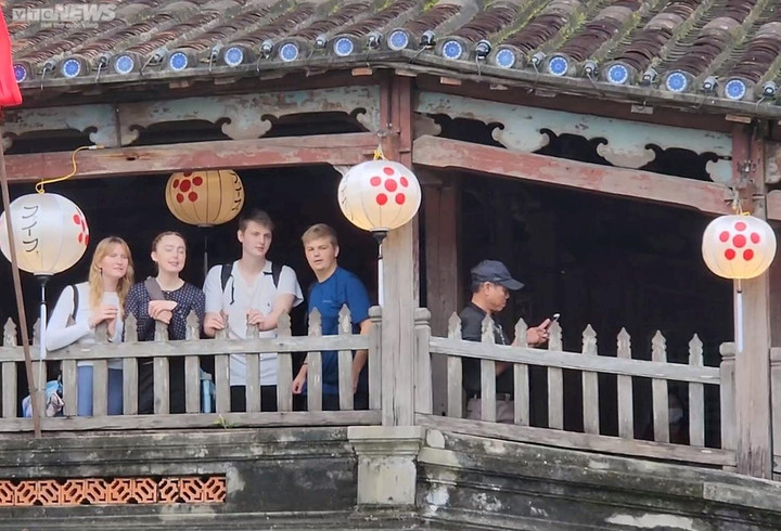 Ảnh: Phố cổ Hội An dập dìu du khách tham quan trong dịp Tết Nguyên đán - 7