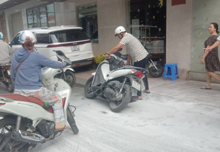 Bắt giữ người đàn ông cầm vật giống súng trong tiệm vàng ở Sóc Trăng - 1