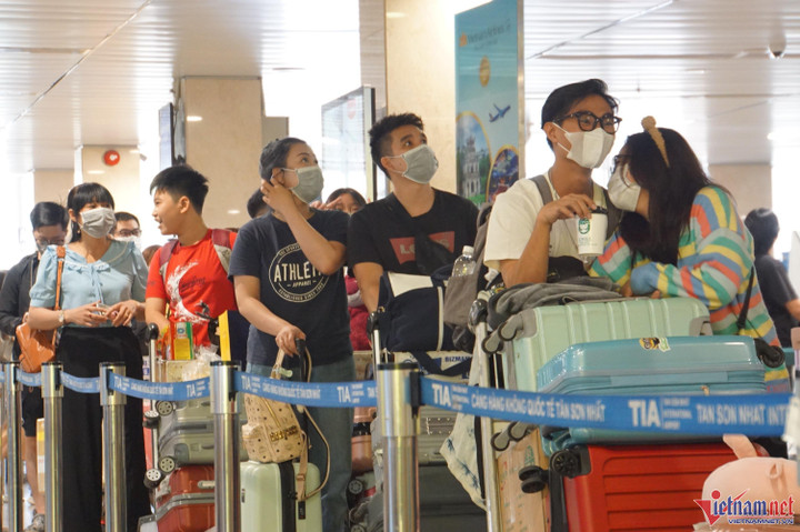 Gần 150.000 khách đổ bộ Tân Sơn Nhất ngày làm việc đầu năm Quý Mão - 1