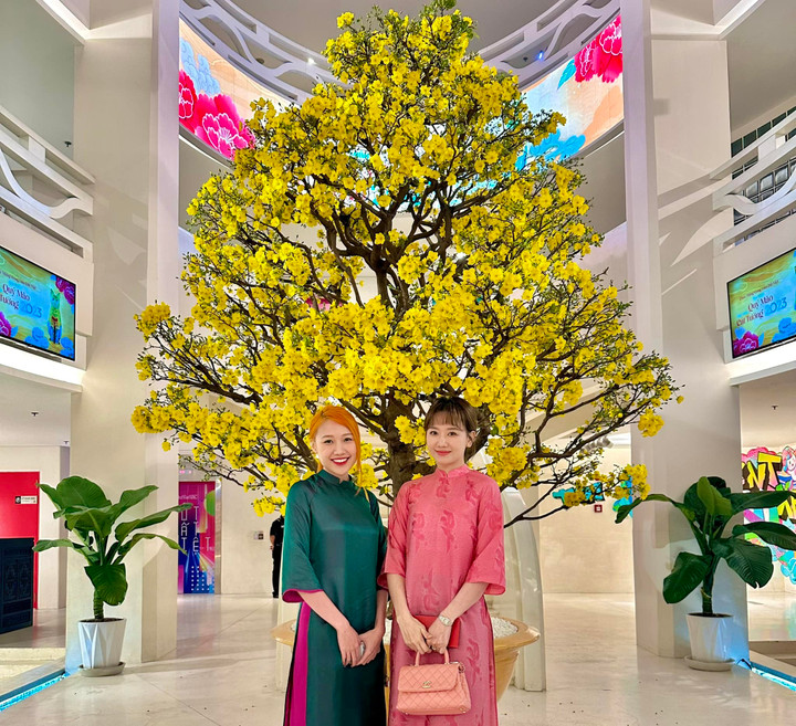 Sao Việt 28/1: Hari Won đọ sắc cùng em chồng, Lệ Quyên khoe eo thon sau Tết - 1