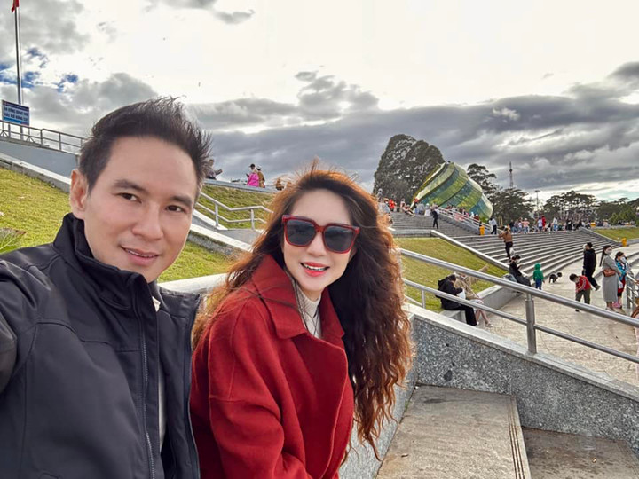 Sao Việt 28/1: Hari Won đọ sắc cùng em chồng, Lệ Quyên khoe eo thon sau Tết - 3