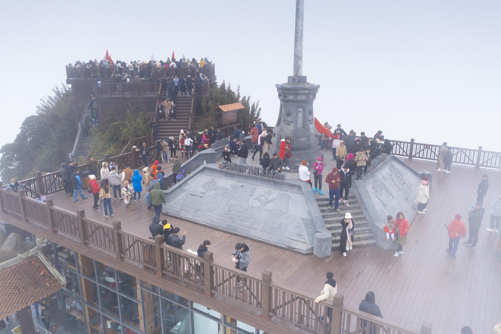 Du xuân lên đỉnh Fansipan, du khách mong cầu điều gì? - 1