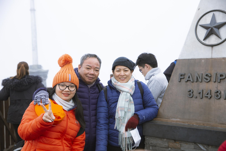 Du xuân lên đỉnh Fansipan, du khách mong cầu điều gì? - 2