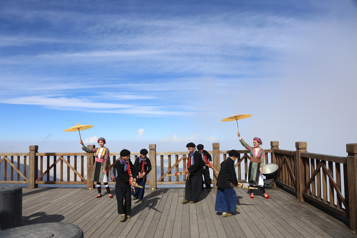 Du xuân lên đỉnh Fansipan, du khách mong cầu điều gì? - 8