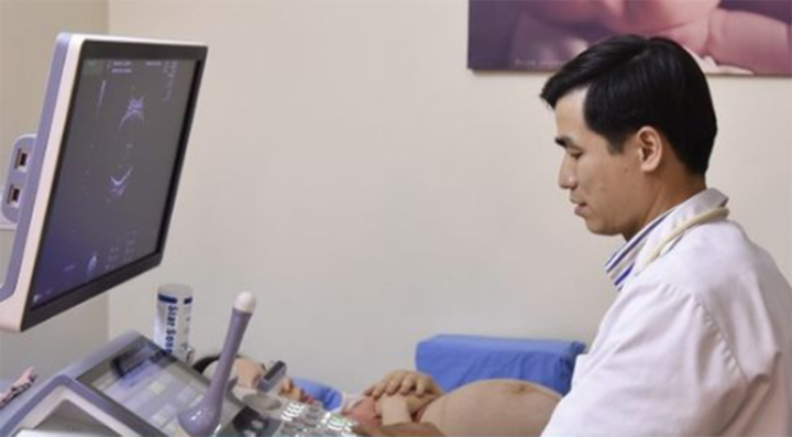 Hai mẹ con nguy kịch vì chồng mê tín không cho vợ đẻ ngày cuối năm - 1