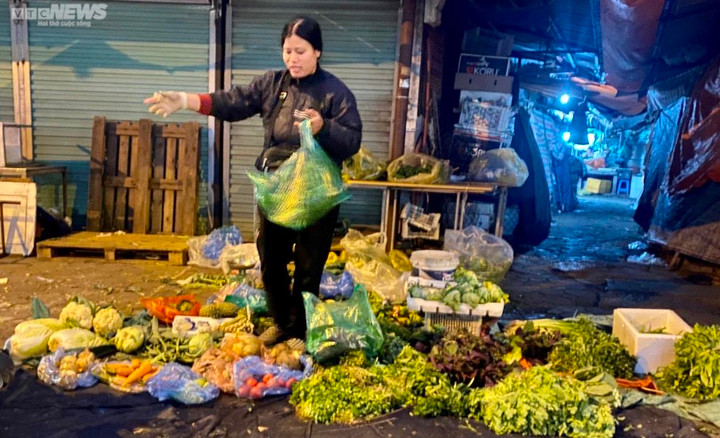 Sau Tết, hàng hóa đầy ắp siêu thị, chợ Hà Nội, giá ổn định - 2